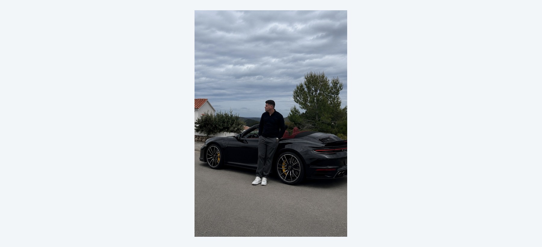 Daniel Valmorisco junto a un vehículo durante una jornada de trabajo